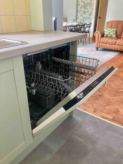 Spacious Semi-Detached Southsea House, Free Parking On Drive 朴次茅斯 外观 照片